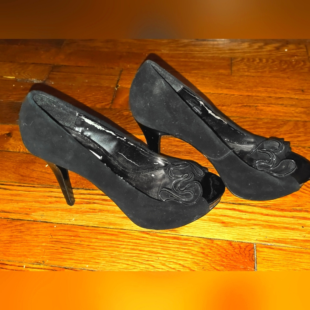Steve Madden black heels rose design